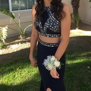 BEAUTIFUL!!!! Formal for a ball or a dance.